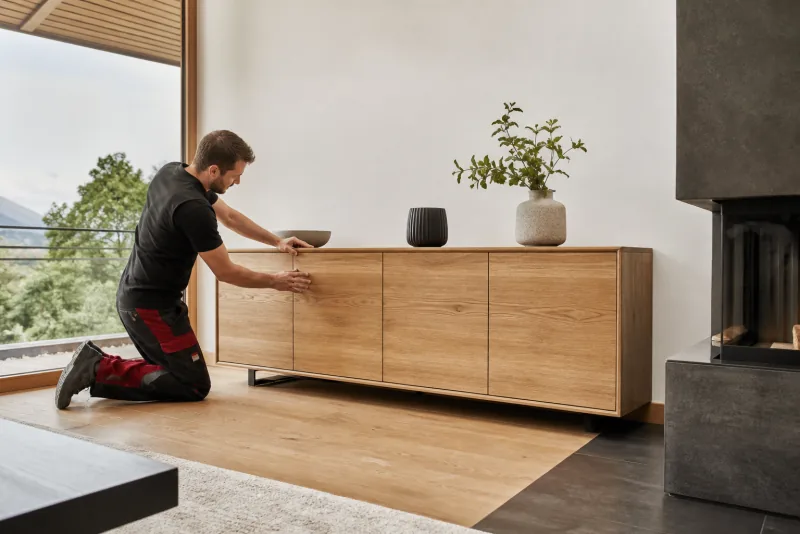 Montage eines maßgefertigten Möbelstücks im Wohnraum